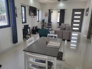 Gallery image of Oasis Retreat bungalow 3 minutes to Ocho Rios in Ocho Rios +28 photos