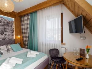 Posteľ alebo postele v izbe v ubytovaní Apartamenty Małe Ciche z jacuzzi ogrodowym, widokiem na TATRY i SKY WALK