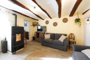 a living room with a couch and a fireplace at Casa Ladislada in Cella