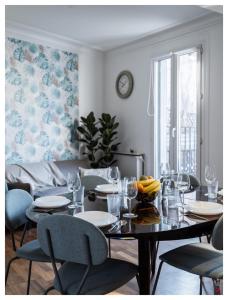 - une salle à manger avec une table, des chaises et un canapé dans l'établissement 4 pièces avec terrasse- 1 min du métro - Paris, à Charenton-le-Pont