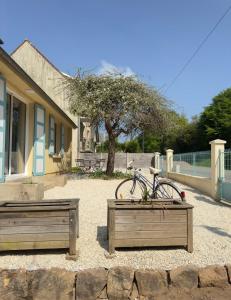 ein Fahrrad steht vor einem Haus in der Unterkunft Villa Cornelia Bagnoles Mezzanine Confort & Nature in Bagnoles de l'Orne + 17 Fotos