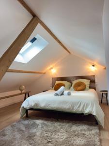ein Schlafzimmer mit einem großen Bett im Dachgeschoss in der Unterkunft Villa Cornelia Bagnoles Mezzanine Confort & Nature in Bagnoles de l'Orne