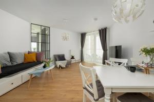 ポビエロボにあるApartment in Pobierowo near Baltic Beachのソファとテーブルのあるリビングルーム