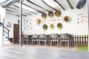 a room with a table and chairs against a wall at Casa Ladislada in Cella