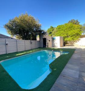 Πισίνα στο ή κοντά στο Luxe Stay in Parow North