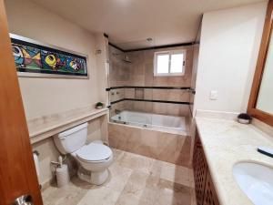 プエルト・アベントゥラスにあるMagnificent Penthouse Jacuzzi, Beach Access & Wifiのトイレ、浴槽、洗面台を備えたバスルーム +22枚の写真