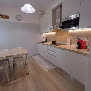 Kuchyň nebo kuchyňský kout v ubytování holiday home il tuo piccolo angolo di paradiso