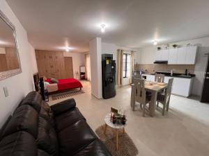Η κουζίνα ή μικρή κουζίνα στο apartamento en el norte de cali
