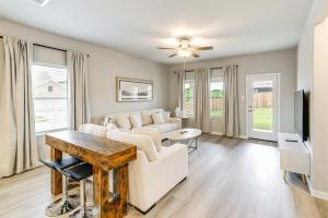 Una sala de estar con un sofá y un televisor. en Modern Retreat Near Historic Downtown McKinney!, en Lowry Crossing