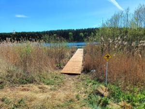 Φωτογραφία από το άλμπουμ του Leśny domek z prywatnym pomostem σε Trzebiechowo