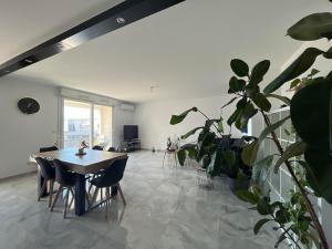 Una sala de estar con una mesa y una planta en maceta. en Montpellier Un écrin de lumière pour enchanter votre séjour, en Montpellier 25 fotos más