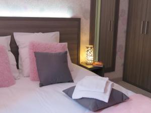 Postel nebo postele na pokoji v ubytování Hôtel Le Saint Patrice