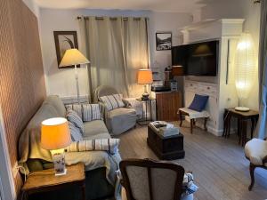 TV a/nebo společenská místnost v ubytování Céline Apartment