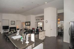 TV a/nebo společenská místnost v ubytování Luxury with a pool