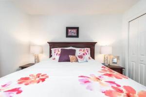 a bedroom with a large bed with flowers on it at Golfers Paradise in Hernando