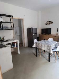 Η κουζίνα ή μικρή κουζίνα στο Apartment with panoramic view in Arginonta 52 m²