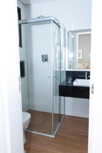 ベロオリゾンテにあるGuaja 745のバスルーム(ガラス張りのシャワー、トイレ付) +40枚の写真