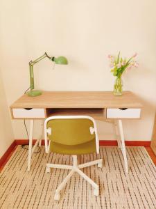 a desk with a green lamp and a green chair at Grand F1 sécurisé hypercentre calme 3mins de la gare in Thionville