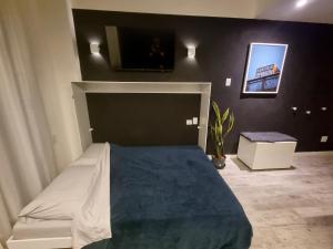 um quarto com uma cama e uma TV de tela plana em Studio Praia de Botafogo no Rio de Janeiro mais 9 fotografias