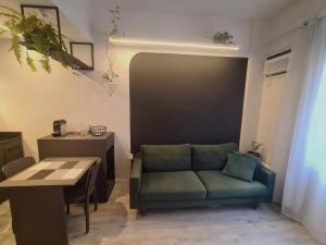 uma sala de estar com um sofá e uma mesa em Studio Praia de Botafogo no Rio de Janeiro