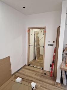 Cette chambre est en cours de rénovation avec une porte. dans l'établissement Verdi, à Slezská Ostrava
