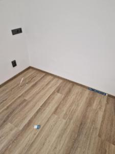 Cette chambre vide est dotée de parquet et d'un mur blanc. dans l'établissement Verdi, à Slezská Ostrava
