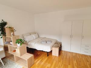 a small room with a bed and a table at Grand Studio Sécurisé Hypercentre Calme 3 mins de la Gare in Thionville
