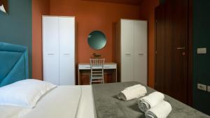 a bedroom with a bed with towels on it at Cozy apartment in Polisi i Vogël