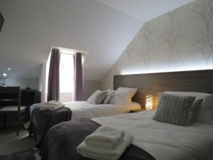 Postel nebo postele na pokoji v ubytování Hôtel Le Saint Patrice
