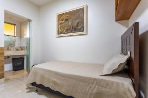 Ένα ή περισσότερα κρεβάτια σε δωμάτιο στο Quarto de Solteiro em Residência Compartilhada