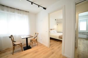 une chambre avec un lit, une table et des chaises dans l'établissement Residenza Ximenes, à Palerme