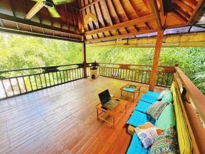 Μπαλκόνι ή βεράντα στο Lai's Lodges - Quiet Jungle Retreat w River & Jungle Views, 4Km to Central Ubud
