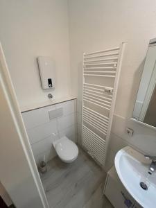 Phòng tắm tại Modernes City Apartment am Limbecker Platz Essen +11 ảnh