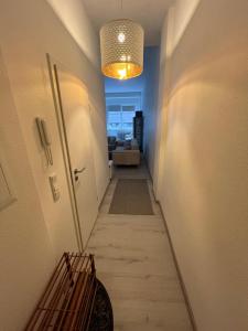 Giường trong phòng chung tại Modernes City Apartment am Limbecker Platz Essen