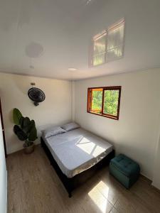 una camera da letto con un letto e una finestra di Casa Jaguar - Cabin Near Playa del Viento a San Bernardo del Viento Altre 15 foto