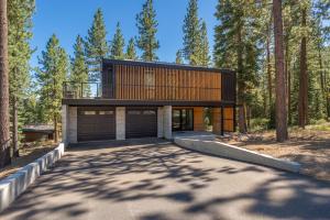 a house in the woods with a garage at Stunning Modern Mountain Home for 10 in Truckee New Hot Tub BBQ Close to Slopes Book on Mobile for Promo Price in Truckee