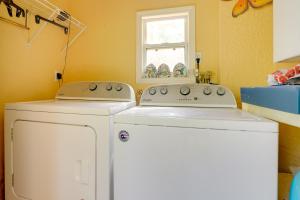 Fotografie z fotogalerie ubytování Hot Tub Home, 2 Mi to Dtwn Mt Dora! v destinaci Oakland Park