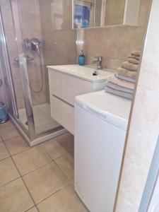 a bathroom with a white sink and a shower at Doñana - apartamento en la playa con impresionantes vistas al mar in Patalavaca +40 photos