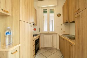 利多迪费尔莫Large balcony overlooking the sea Wi-Fi Parking的厨房在柜台上备有一瓶水 更多6张照片