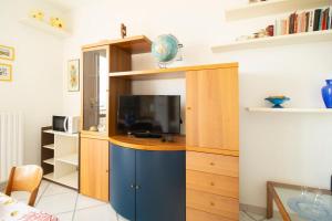 利多迪费尔莫Large balcony overlooking the sea Wi-Fi Parking的客厅设有娱乐中心和电视