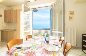 利多迪费尔莫Large balcony overlooking the sea Wi-Fi Parking的一间带桌子并可欣赏海景的餐厅