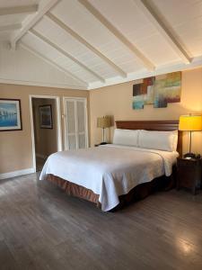 Ένα ή περισσότερα κρεβάτια σε δωμάτιο στο Carmel Resort Inn