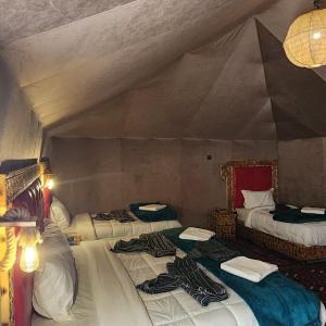 Postel nebo postele na pokoji v ubytování Merzouga Activities Luxury Camp