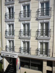 un edificio con balcones en un lateral en Abel Hotel, en Estambul