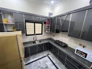 Η κουζίνα ή μικρή κουζίνα στο B3 Residence Mirpur - 2 Bedrooms Flat 3