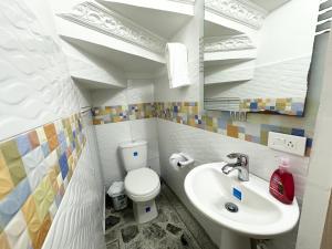 ペレイラにあるExcellent Location Ideal for Large Groupsの白いトイレと洗面台のあるバスルーム +66枚の写真
