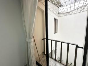 ペレイラにあるExcellent Location Ideal for Large Groupsのカーテン付きの階段