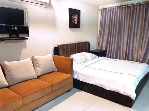 a bedroom with a bed and a couch at Nagoya Mansion Apart Trw B in Nagoya