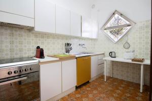 Η κουζίνα ή μικρή κουζίνα στο JACUZZl 13 posti letto Wifi AC Parking Beach