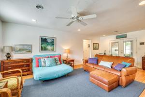 una sala de estar con un sofá y una silla en Oak Island Cottage Minutes to Long Beach!, en Oak Island